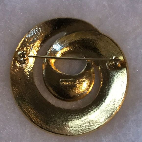 Vintage Trifari yellow and Black Enamel Brooch - Picture 2 of 3